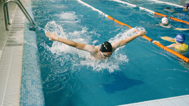 Make swimmer training in the swimming pool